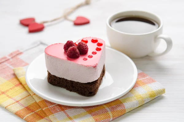 Pastel de soufflé en forma de corazón con taza de café — Foto de Stock