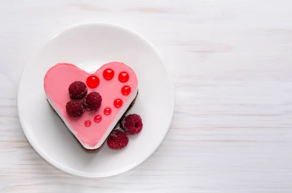 Joli petit gâteau en forme de coeur sur la table — Photo