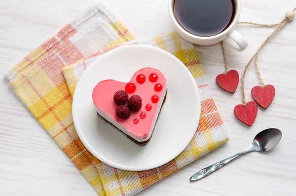 Pastel de soufflé en forma de corazón con taza de café — Foto de Stock