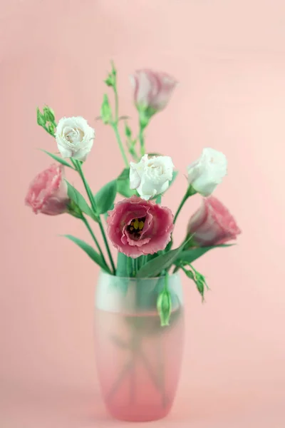Mazzo di fiori di eustoma bianco e rosa in vaso di vetro — Foto Stock