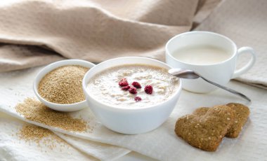 Sağlıklı kahvaltı. Kalp şeklinde susam kuru kurabiye