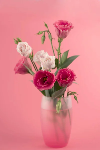 Grupo Flores Eustoma Branco Rosa Vaso Vidro — Fotografia de Stock