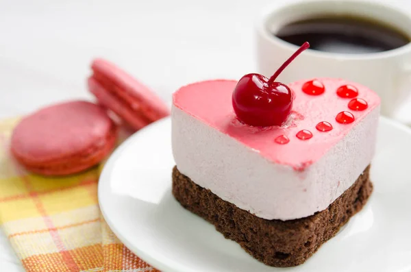 Souffleurkuchen Herzform Mit Kaffee Und Makronen Auf Einem Holztisch — Stockfoto