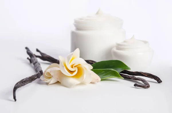 Mooie Bloemen Potje Natuurlijke Lichaamscrème Bij Vanillestokjes — Stockfoto