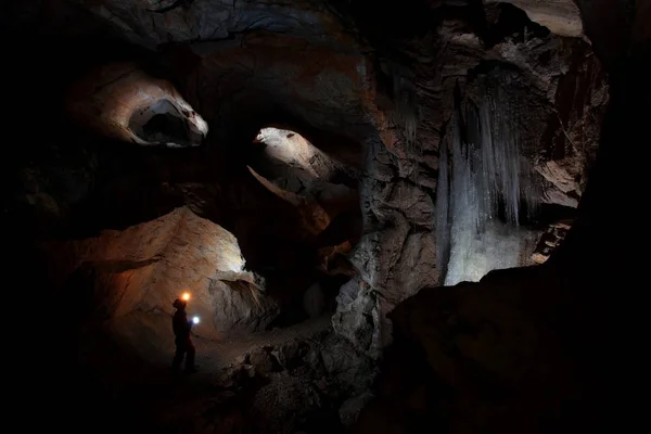 Caver nella grotta di Dachstein Mammut . — Foto Stock