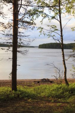 Göl kenarında dinlenmek için bir yer.
