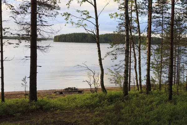 Un lugar para relajarse junto al lago . — Foto de Stock