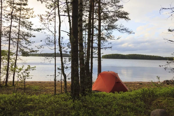 Tent op de oever van het meer. — Stockfoto