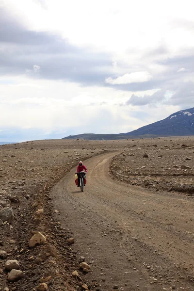 Mountainbiker reizen in de bergen — Stockfoto