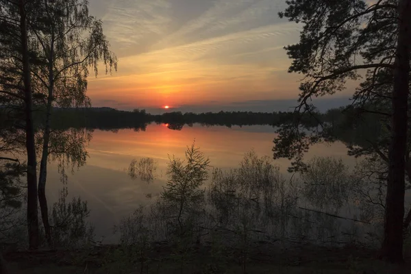 Zachód słońca nad jeziorem. — Zdjęcie stockowe