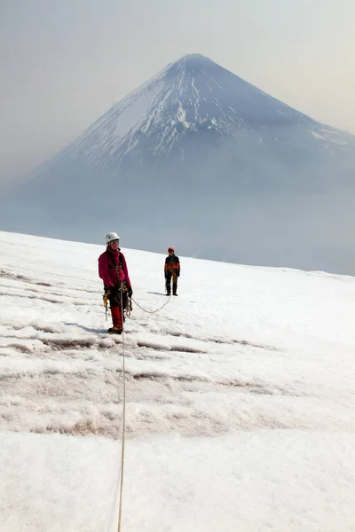 Alpinistas en la cima de la cima de Ploskaya Sopka . — Foto de Stock