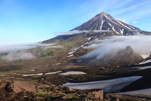 Vulcão Koryaksky no Kamchatka . Imagens Royalty-Free