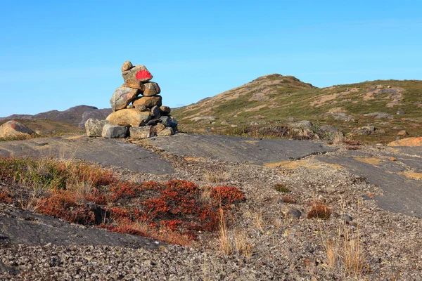 Pirámide de piedra en los valles de Groenlandia —  Fotos de Stock