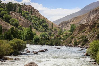 Tacik-Afgan sınırında Pyanj Nehri.