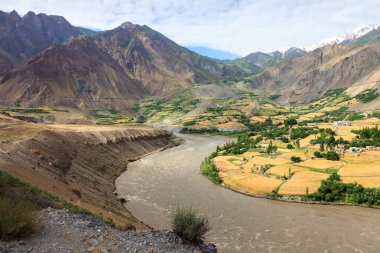 Tacik-Afgan sınırında Pyanj Nehri.