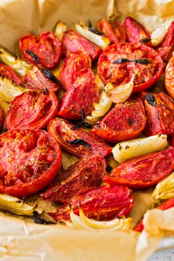 Kırmızı domates soğan ile pişmiş