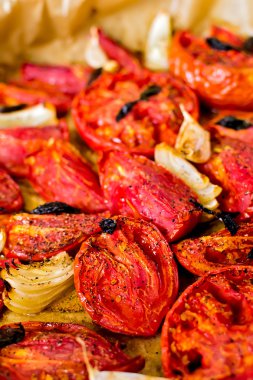 Kırmızı domates soğan ile pişmiş