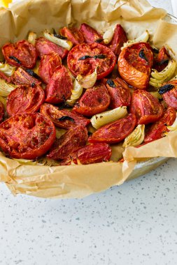 Kırmızı domates soğan ile pişmiş