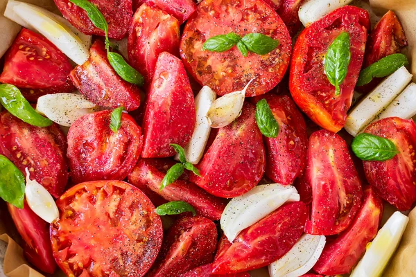 Rote Tomaten mit Zwiebeln gebacken — Stockfoto