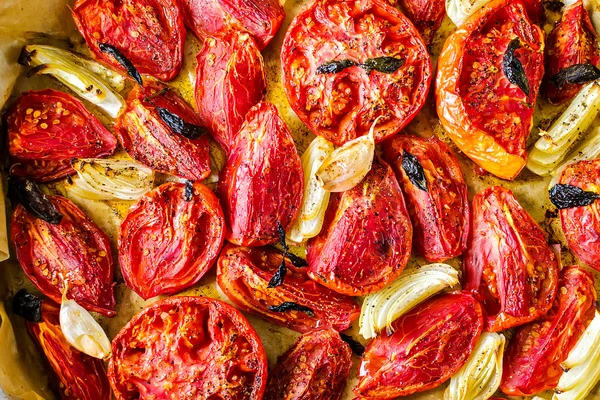 Kırmızı domates soğan ile pişmiş