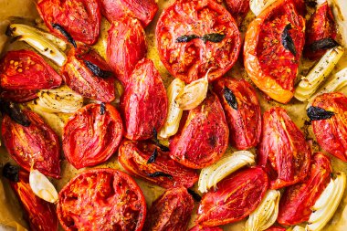 Kırmızı domates soğan ile pişmiş