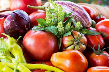 Büyük taze kırmızı domates