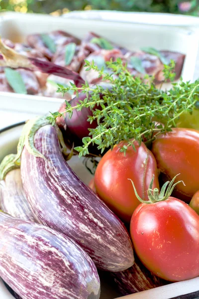 Adaçayı ile ham domuz — Stok fotoğraf