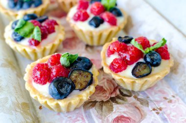 balık çorbası ile somon ve sebzeler