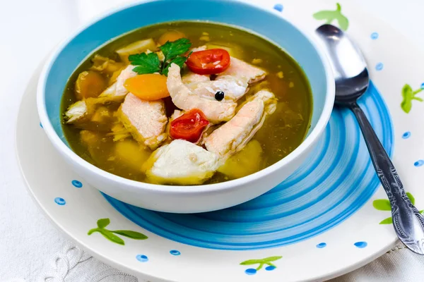 Sopa de pescado con salmón y verduras — Foto de Stock