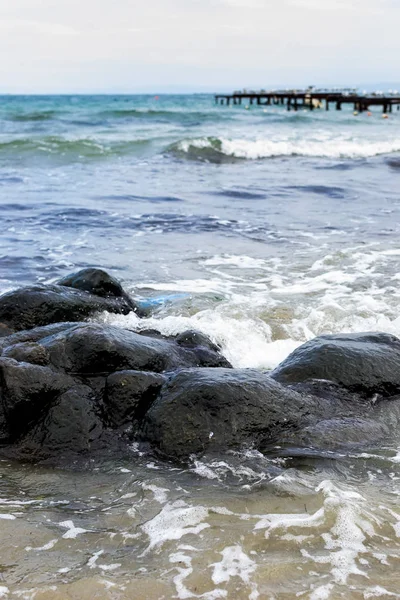 海の波は海岸線の衝撃岩を打つ — ストック写真