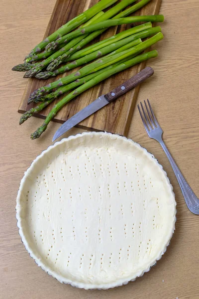 Sparris Träskiva Och Bricka Med Deg Tårta — Stockfoto