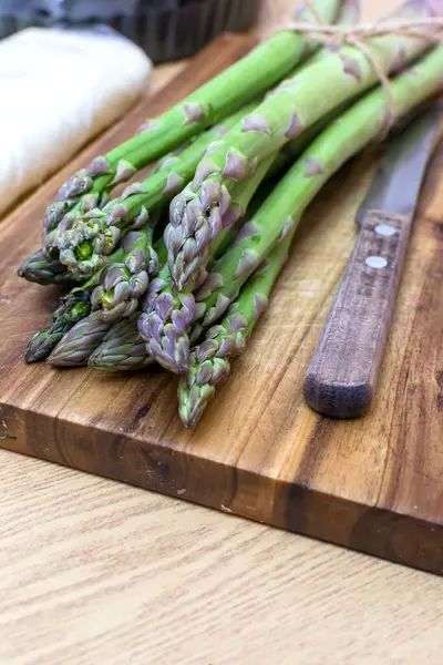 Asparagus Papan Kayu Yang Disiapkan Untuk Memasak Tart — Stok Foto