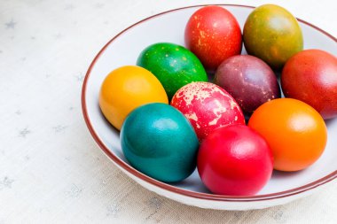 Paskalya için farklı renklerde boyanmış yumurtalar.