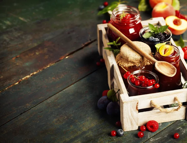 Ovoce a bobule džem na dřevěném pozadí — Stock fotografie