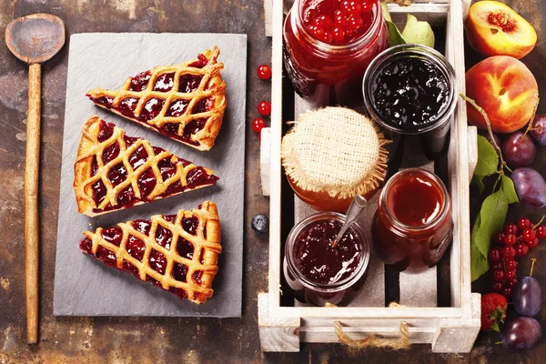 Ovoce a bobule marmeládou a kousky ovocný koláč — Stock fotografie