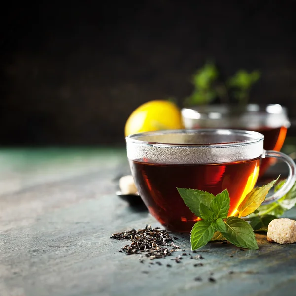 Tasse à thé chaude avec menthe et sucre — Photo