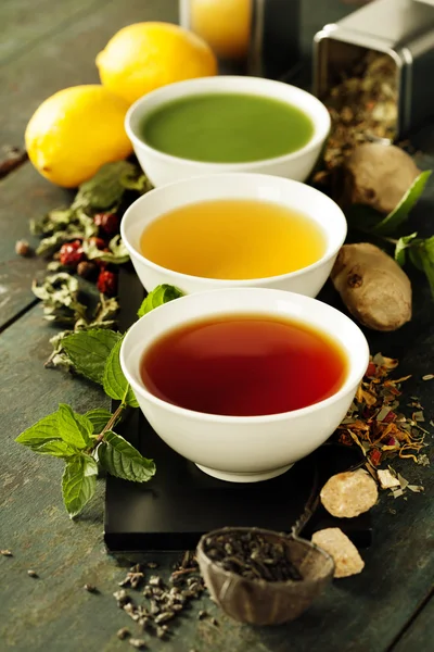Különböző fajta tea, kerámia tálak — Stock Fotó