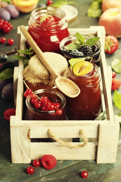 Frutta e marmellata di bacche su uno sfondo di legno — Foto Stock