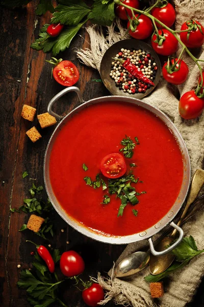 Domowej roboty zupa pomidorowa na drewnianym stole — Zdjęcie stockowe