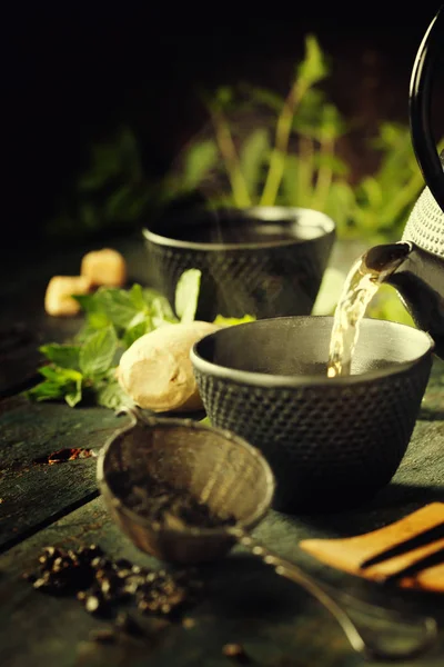 Japanse theepot en kopjes met muntthee — Stockfoto