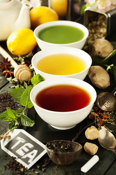 Różne rodzaje herbaty w miski ceramiczne — Zdjęcie stockowe