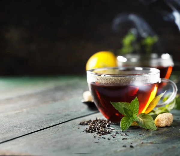 De kop van de hete thee met munt en suiker — Stockfoto