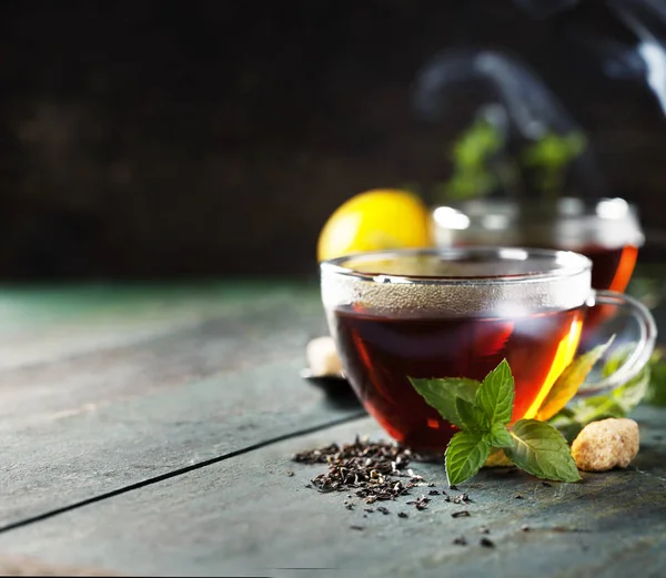 Tazza di tè caldo con menta e zucchero — Foto Stock