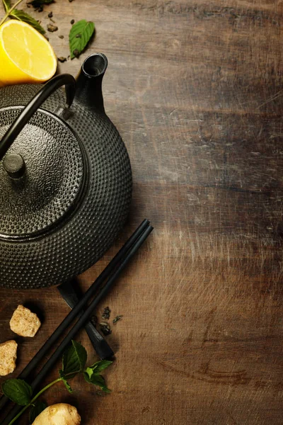 Té con menta, jengibre y limón sobre fondo de madera — Foto de Stock