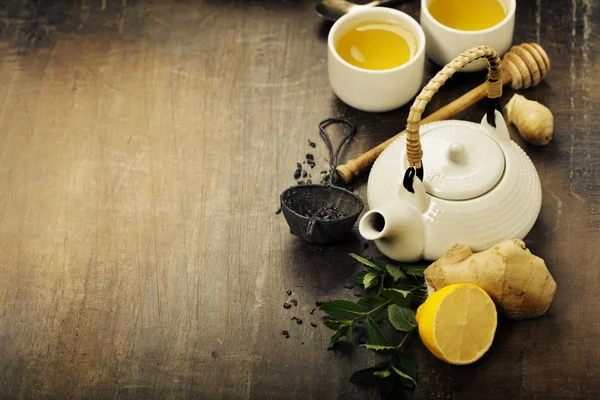 茶与薄荷、 姜和柠檬木制背景 — 图库照片