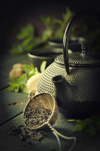 Bule japonês e xícaras com chá de hortelã — Fotografia de Stock