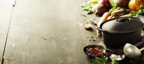 Olla de hierro fundido y verduras —  Fotos de Stock