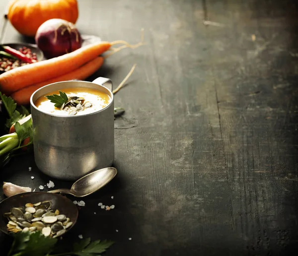 Pompoensoep in een metalen pot — Stockfoto