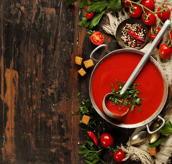 木のテーブルに自家製トマトスープ — ストック写真