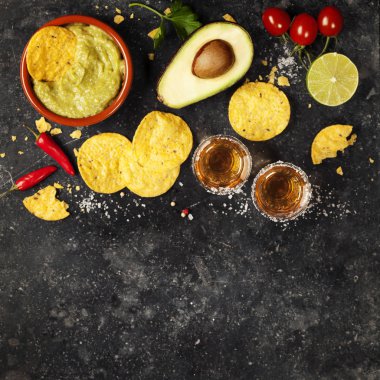 Ev yapımı taze guacomole sos ile Meksika Nacho fiş kase